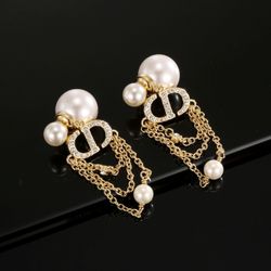 Dior's new pearl stud earrings