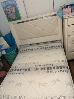 Full size bed with mattress