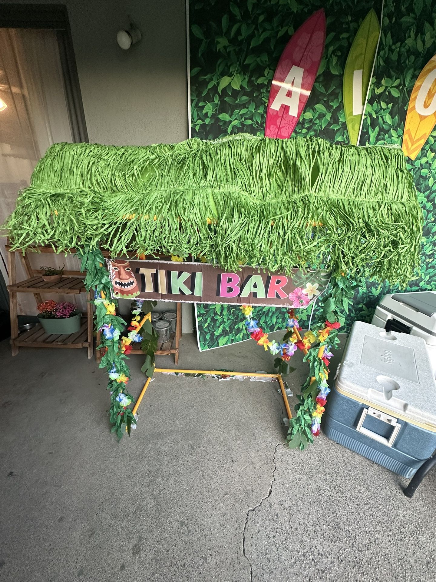 Luau party decor