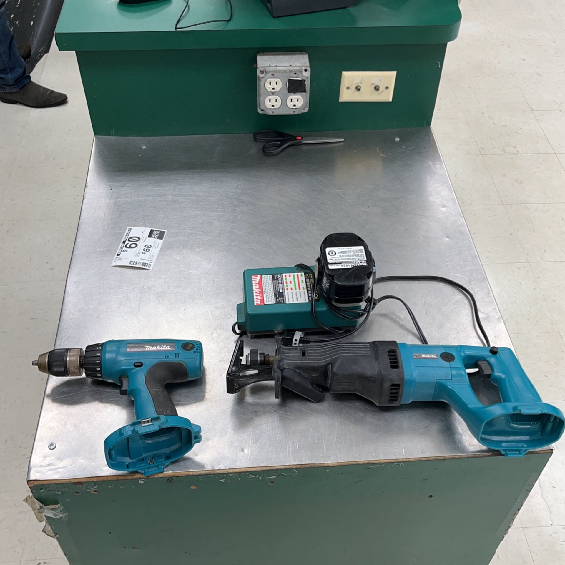 Makita 2 Pc Cordless Combo Tool Set Battery And Charger