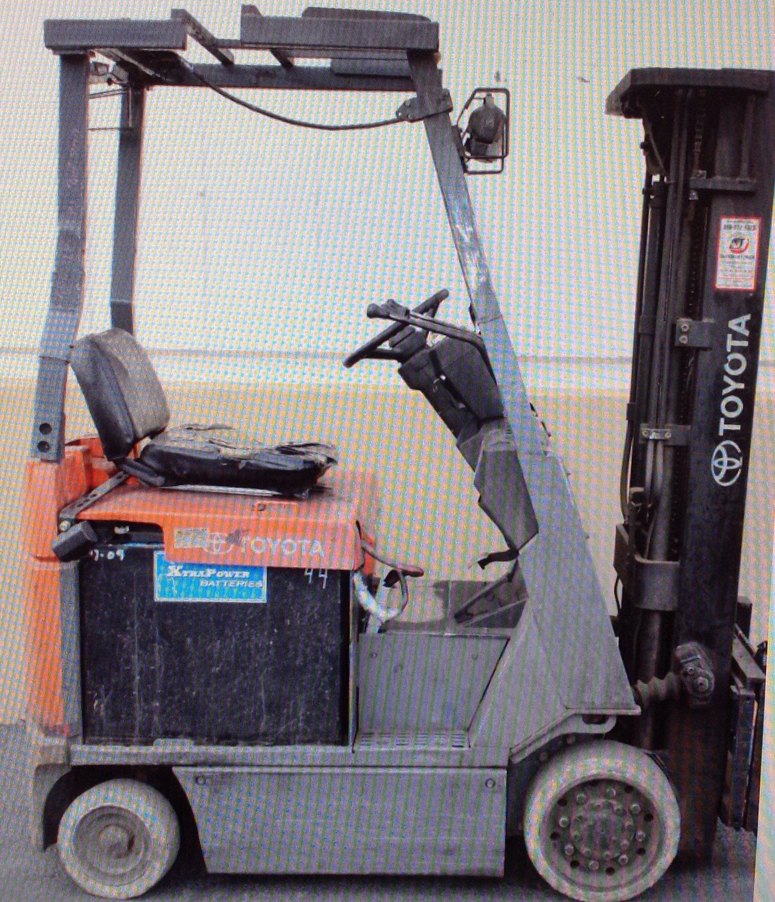 USED TOYOTA ELECTRIC FORKLIFT SIDE SHIFT TRUCK WITH CHARGER