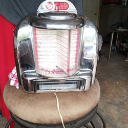 Crosley Dinner Style Radio Am/FM Plays Good Needs 2 Nobs 