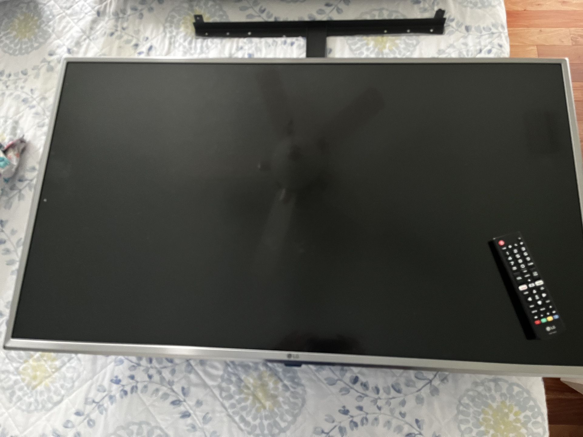 LG TV AND MOUNT
