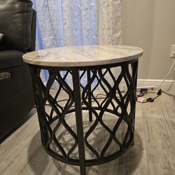 Set of 2 Round End Tables