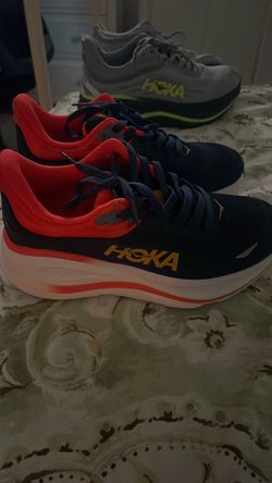 Tennis shoes