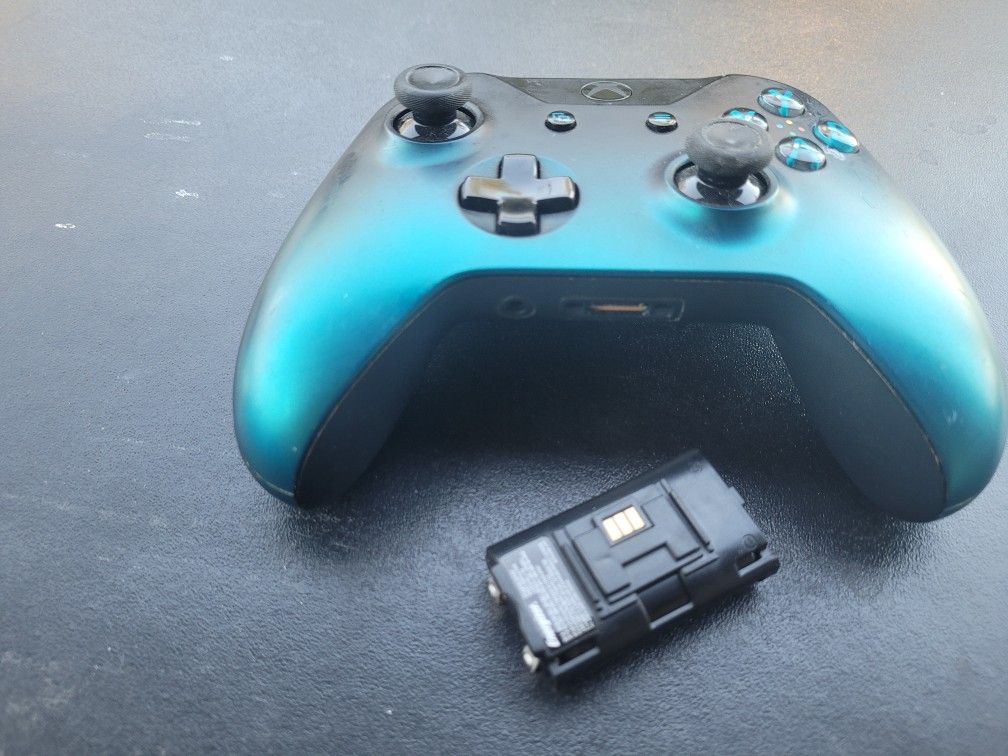 XBOX ONE REMOTE CONTROLLER MICROSOFT ORIGINAL Included. Batery