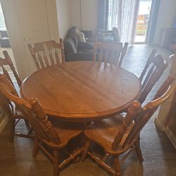Used solid oak expandable kitchen table