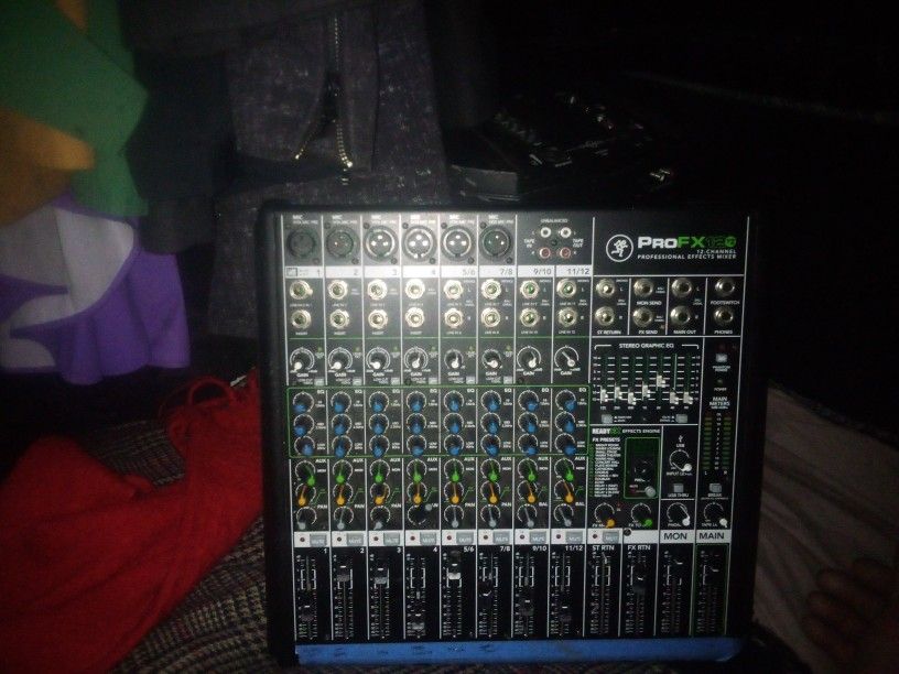 MAckie Pro FX 12 V2 Professional Effects Mixer