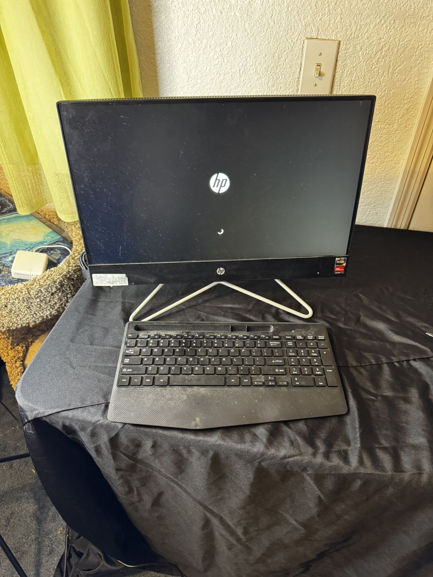 HP All-in-One 24-df0014 AMD Ryzen 3 3250U 2.6GHz, 256GB, 8GB Touchscreen