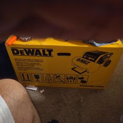 DeWalt Portable Compressor 4.5 Gallon 225psiMax