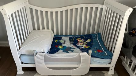 Crib with mattress and bedding set included