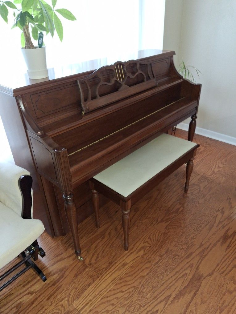 Upright SAMICK PIANO