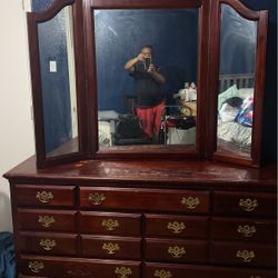 Dresser With Mirror 