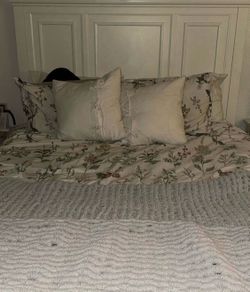 Queen bedframe