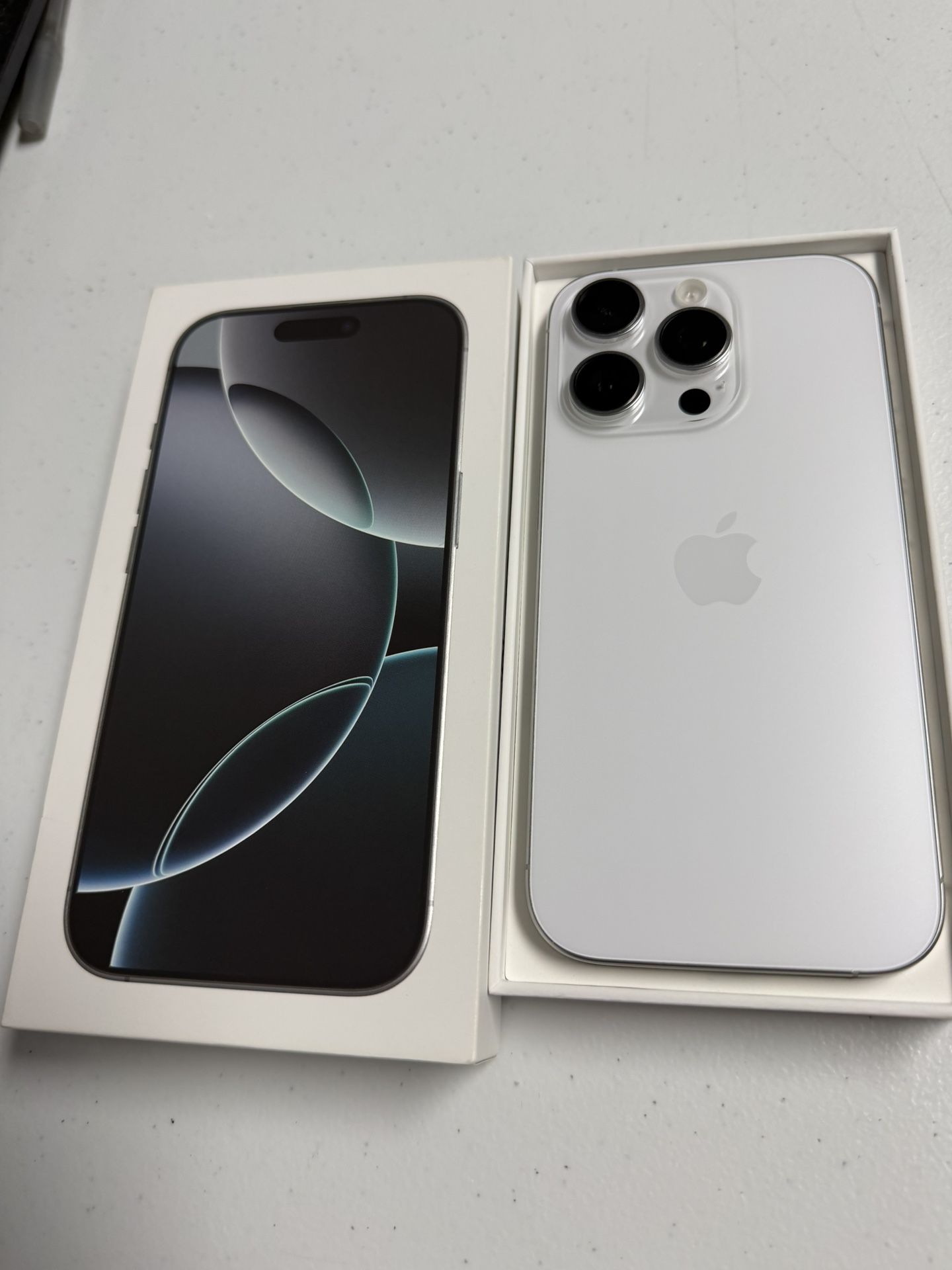 iPhone 16 Pro Silver 256GB Unlocked Perfect Conditions