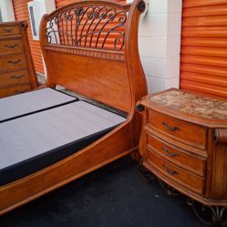 Kng Sz Bd St With Base Good Condition 