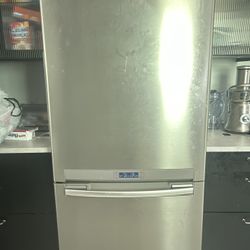 Refrigerator 