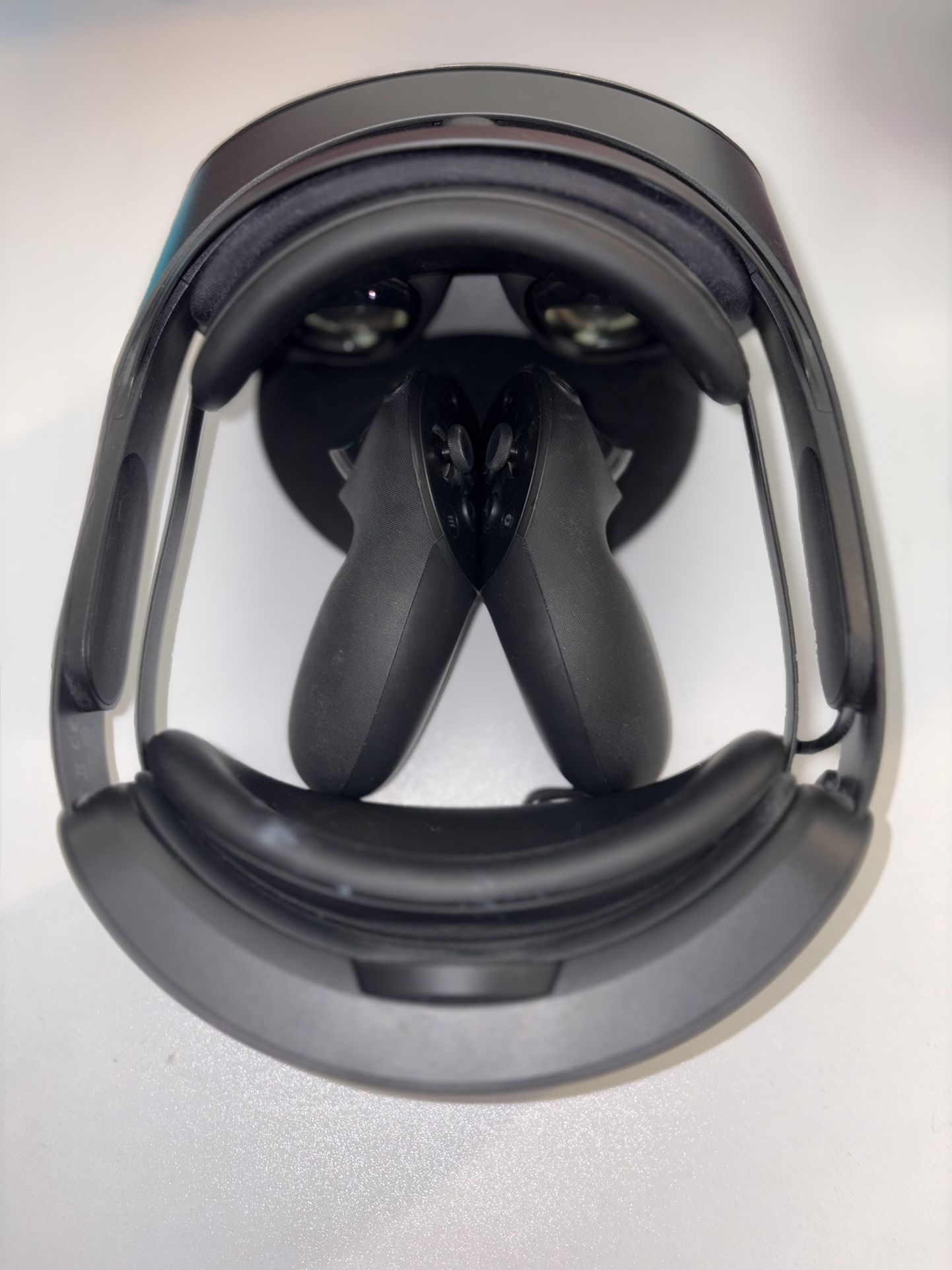 Meta Quest Pro VR Headset with Controllers & Charging Dock – Excellent Condition
