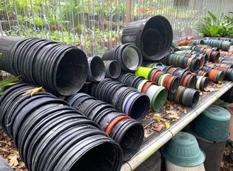 Garden plastic pots. 5 g 1 g