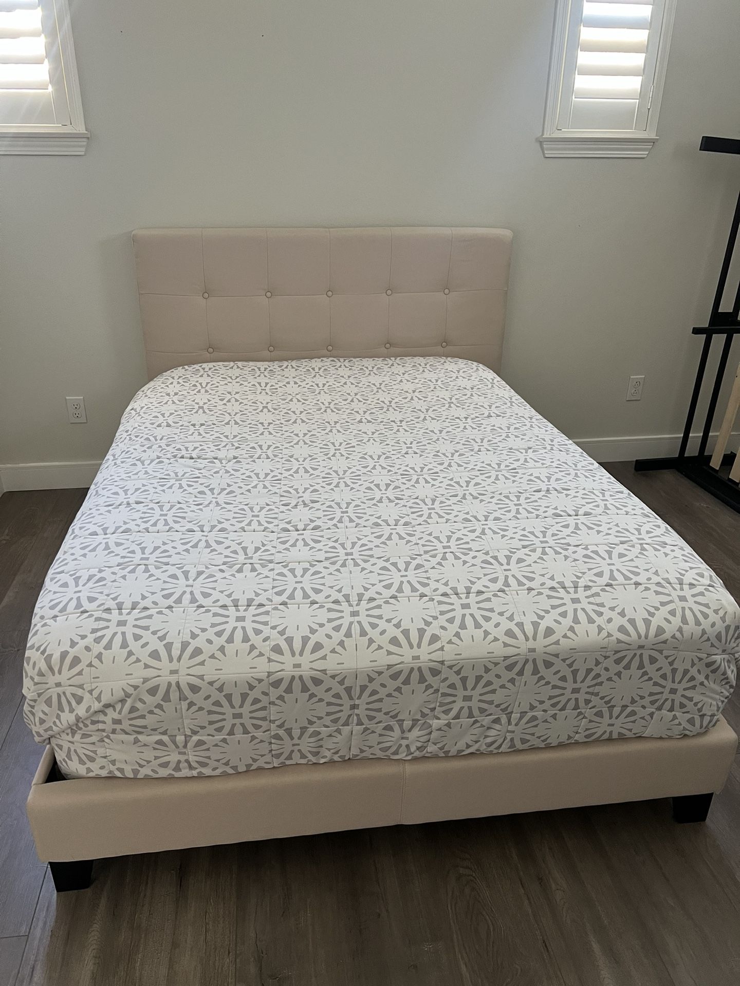 FULL SIZE BED