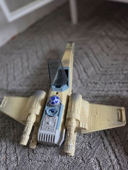 Este juguete es un X-Wing Fighter de Star Wars 1995