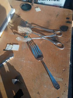 Made in Italy dessert tomgs and 2 silver plated serving forks rogers and onieda