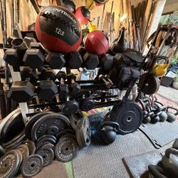 WALL  BALLS  /  KETTLEBELLS  /  DUMBBELLS 