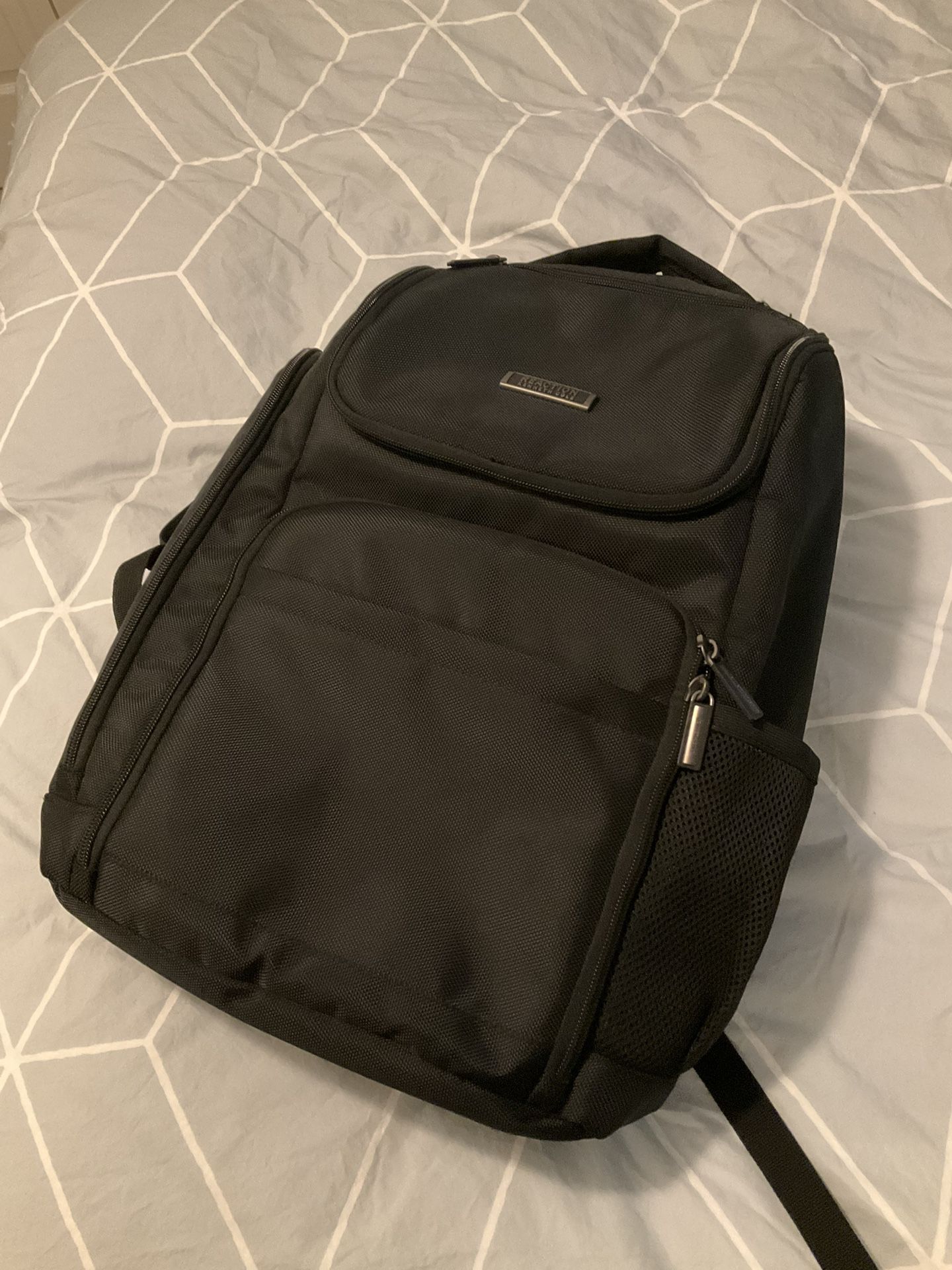 MacBook/Laptop And iPad Pro/Tablet Compartment With USB Charger Connection Travel Backpack Kenneth Cole Reaction 
