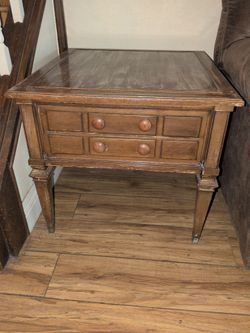Hekman 2 matching end tables
