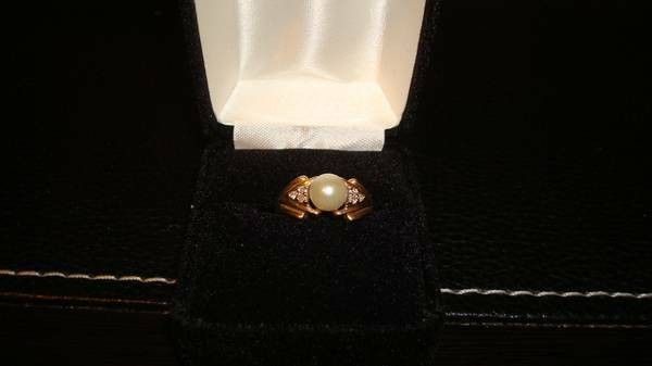 Beautiful PEARL AND DIAMOND RING EXCELLENT CONDITION 14k gold