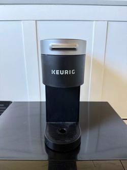 Keurig K-Iced Plus Single-Serve Coffee Maker Moon Light Gray: Brews Iced Coffee, Fits Travel Mug, Removable Water Reservoir