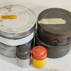 6 vintage movie film metal tin storage containers. 2 small ones and 4 medium sized ones. (About 4" inch diameter).
*** Cash 💸 only, please. Front Doo