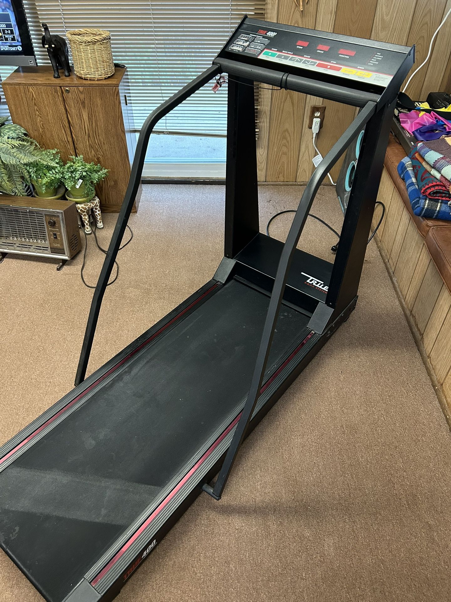 TRUE400 Treadmill Walking Running Fitness