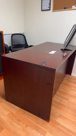 Office desk and chair free