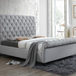 ♥️Kate Gray Upholstered Queen Sleigh Platform Bed

 Thumbnail