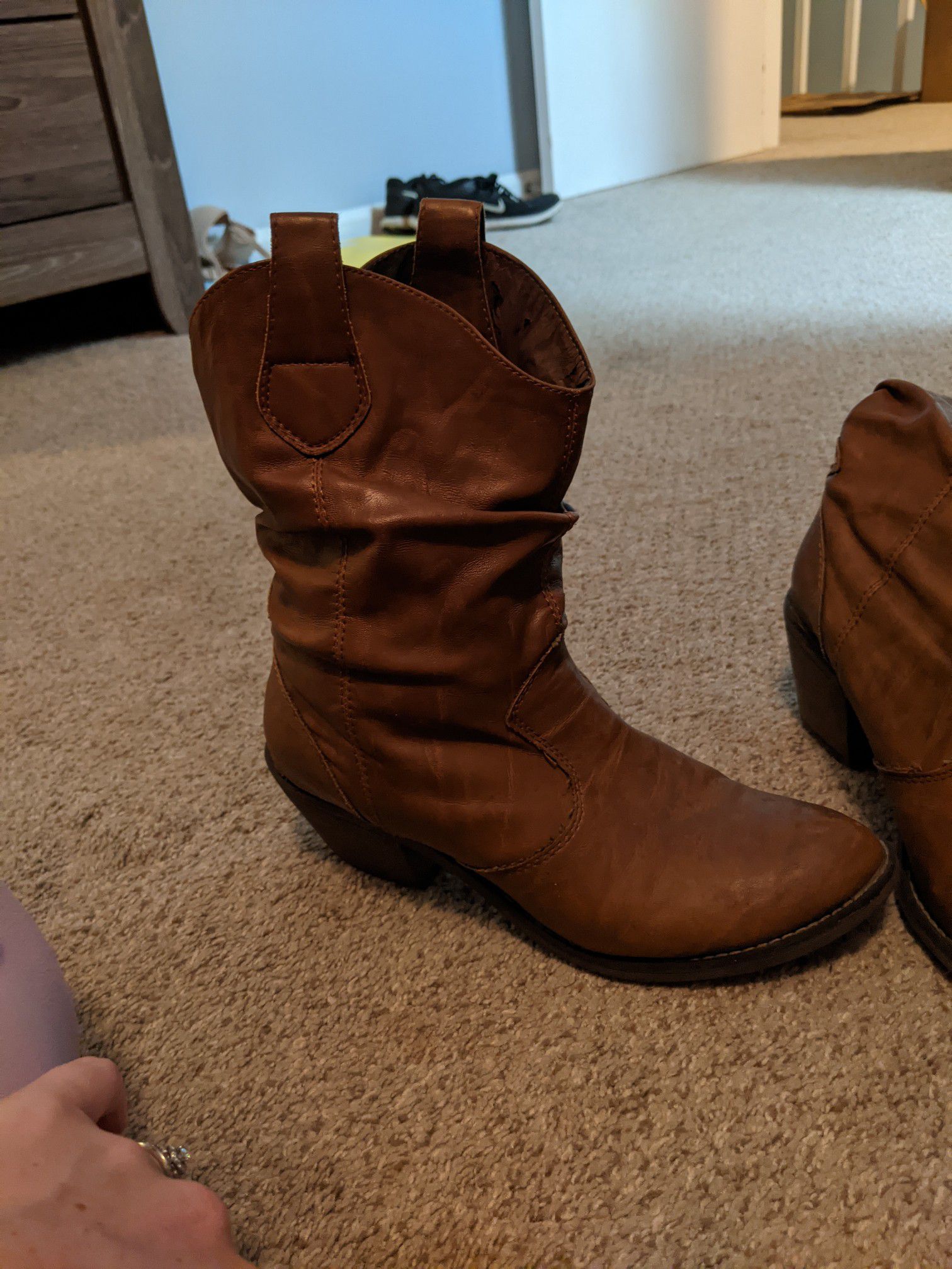 Brown boots, short