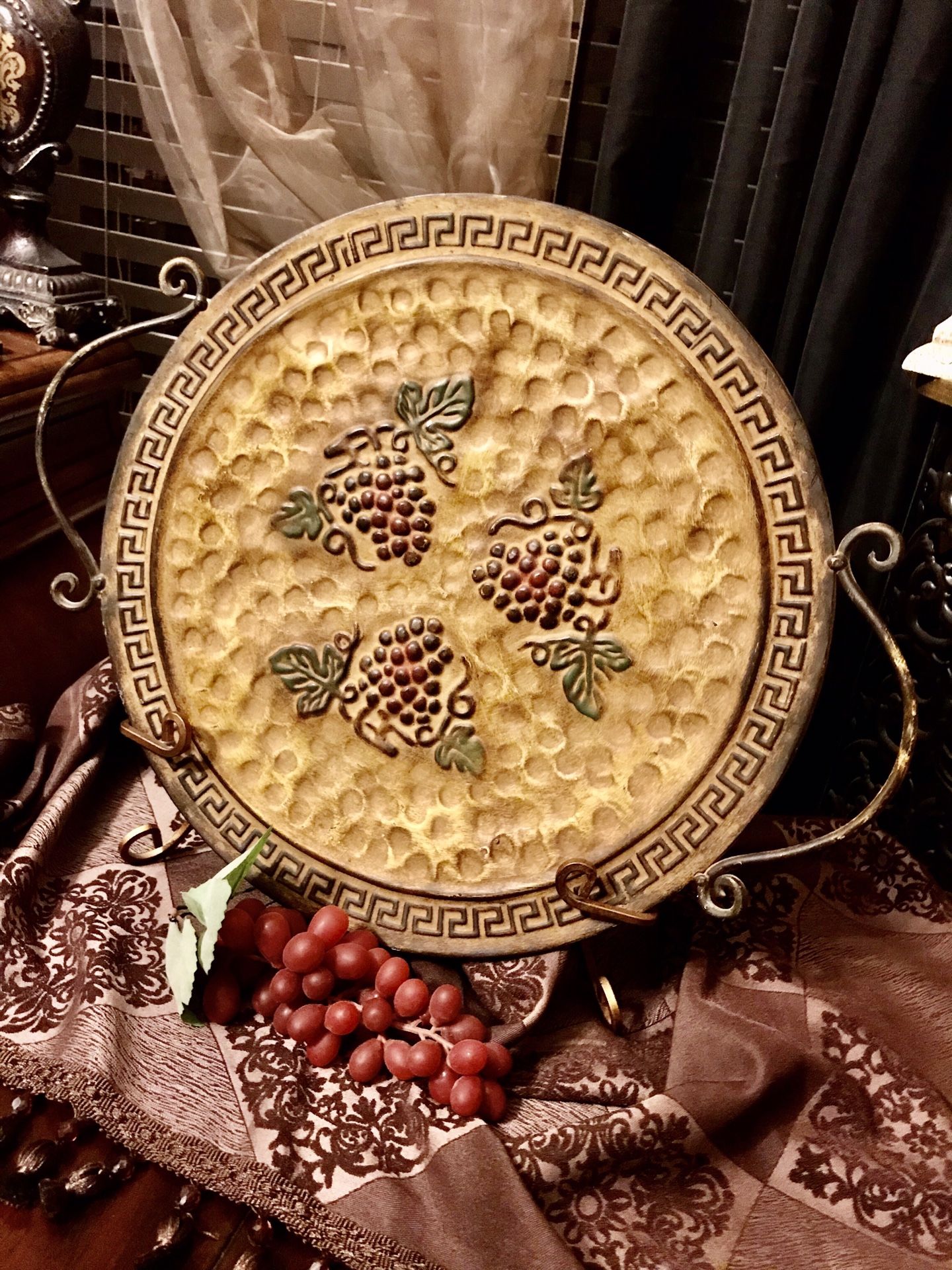 ‼️PLEASE SEND ME AN OFFER‼️ for my Beautiful and elegant decorative plates with stand.