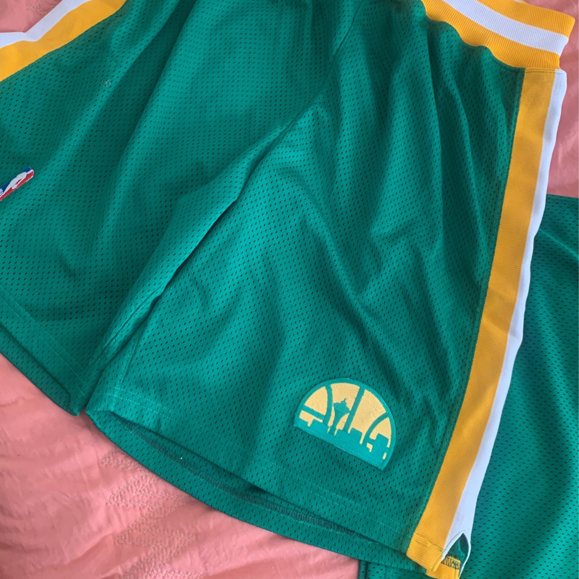 THROWBACK KENDALL GILL SEATTLE SUPERSONICS #13 JERSEY WITH MATCHING SHORTS  for Sale in Palmdale, CA - OfferUp