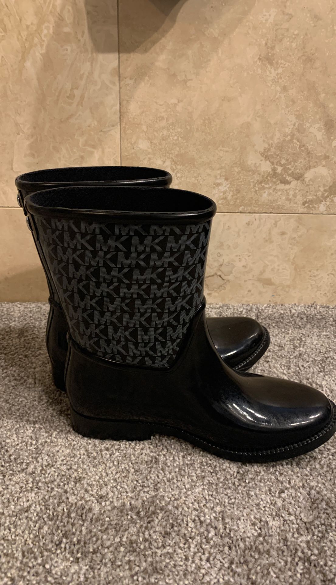 MN rain boots size 6