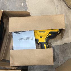 DEWALT 20V MAX XR Lithium-Ion Cordless 15-Gauge Finish Nailer Kit and 2 in. x 15-Gauge Angled Finish Nails (2500 Pieces)