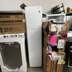 LG NEW STEAM CLOSET NEW !