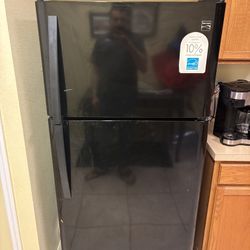 Fridge - Icemaker - 18 Cu Ft - $100 OBO