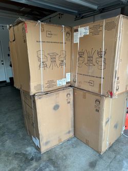 Sillas nuevas 100$ por  caja trae 2 sillas la caja no mesa