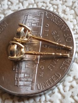Aretes de Oro de 10k con diamantes la parte de atras es sterling silver 925