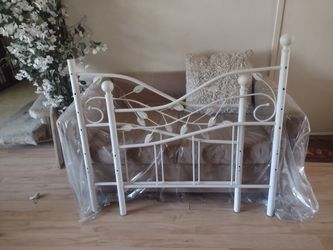 White Daybed