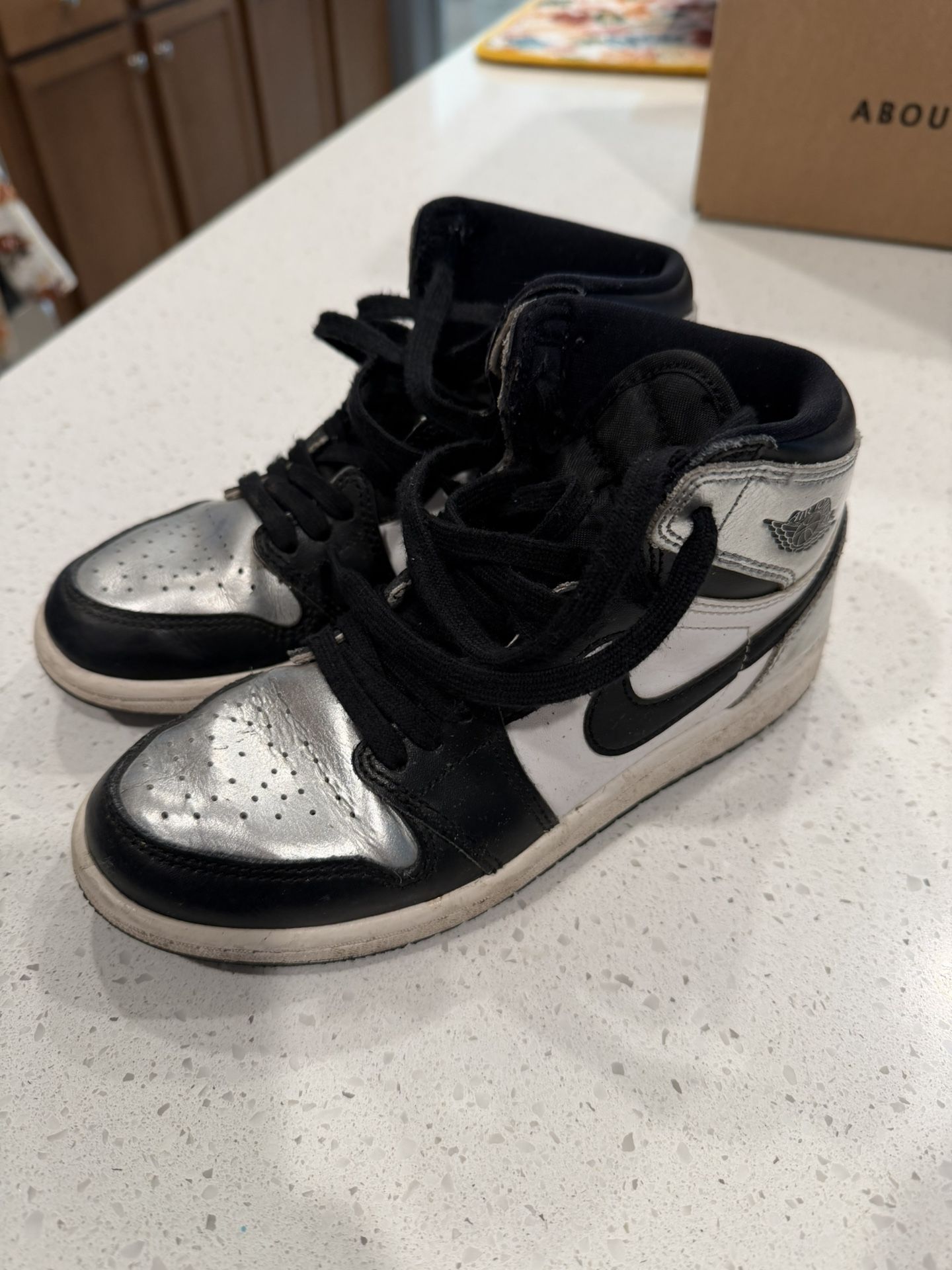 Jordan 1 - Size 2y