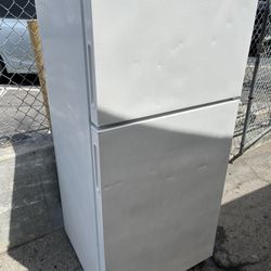 HOTPOINT 28” TOP FREEZER REFRIGERATOR 