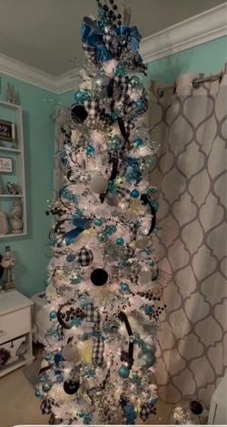 7’ White Christmas Tree skinny