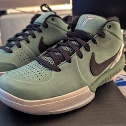 BRAND NEW Kobe IV Girl Dad's Size 5, DS