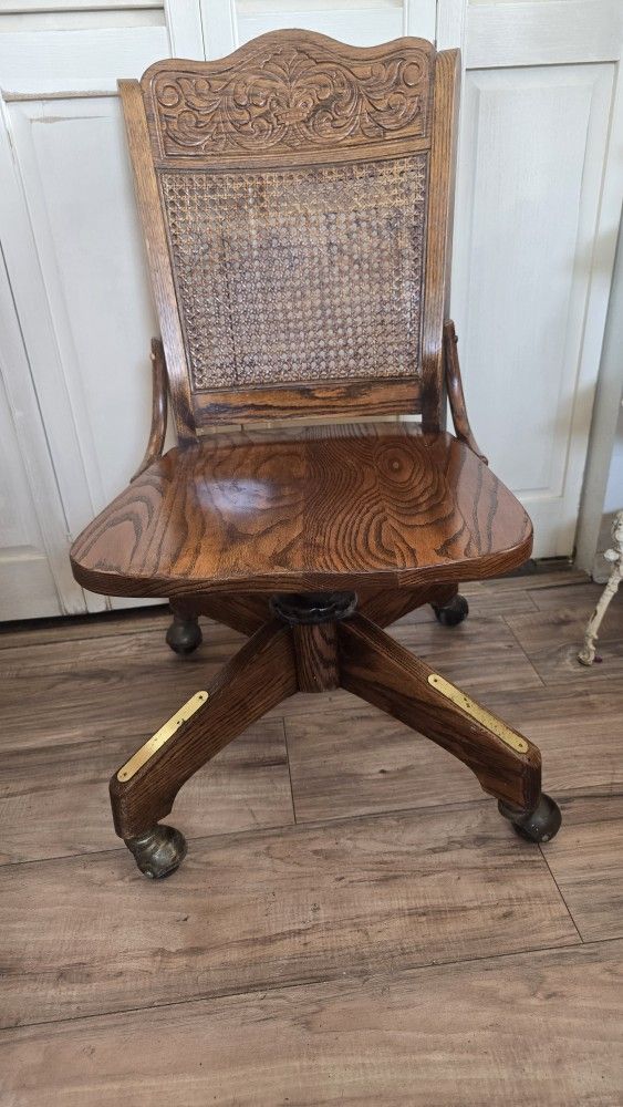 Gorgeous solid oak bankers rolling desk chair